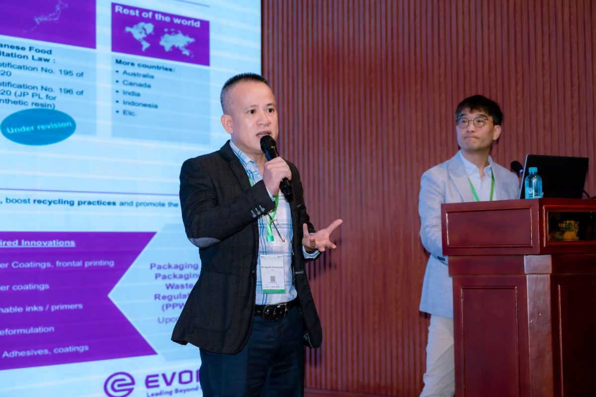 Đại diện Evonik giới thiệu giải pháp vật liệu hỗ trợ tái chế bao bì