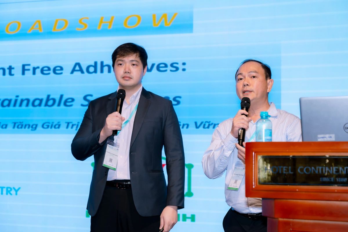Diễn giả giới thiệu keo ghép không dung môi Novacote