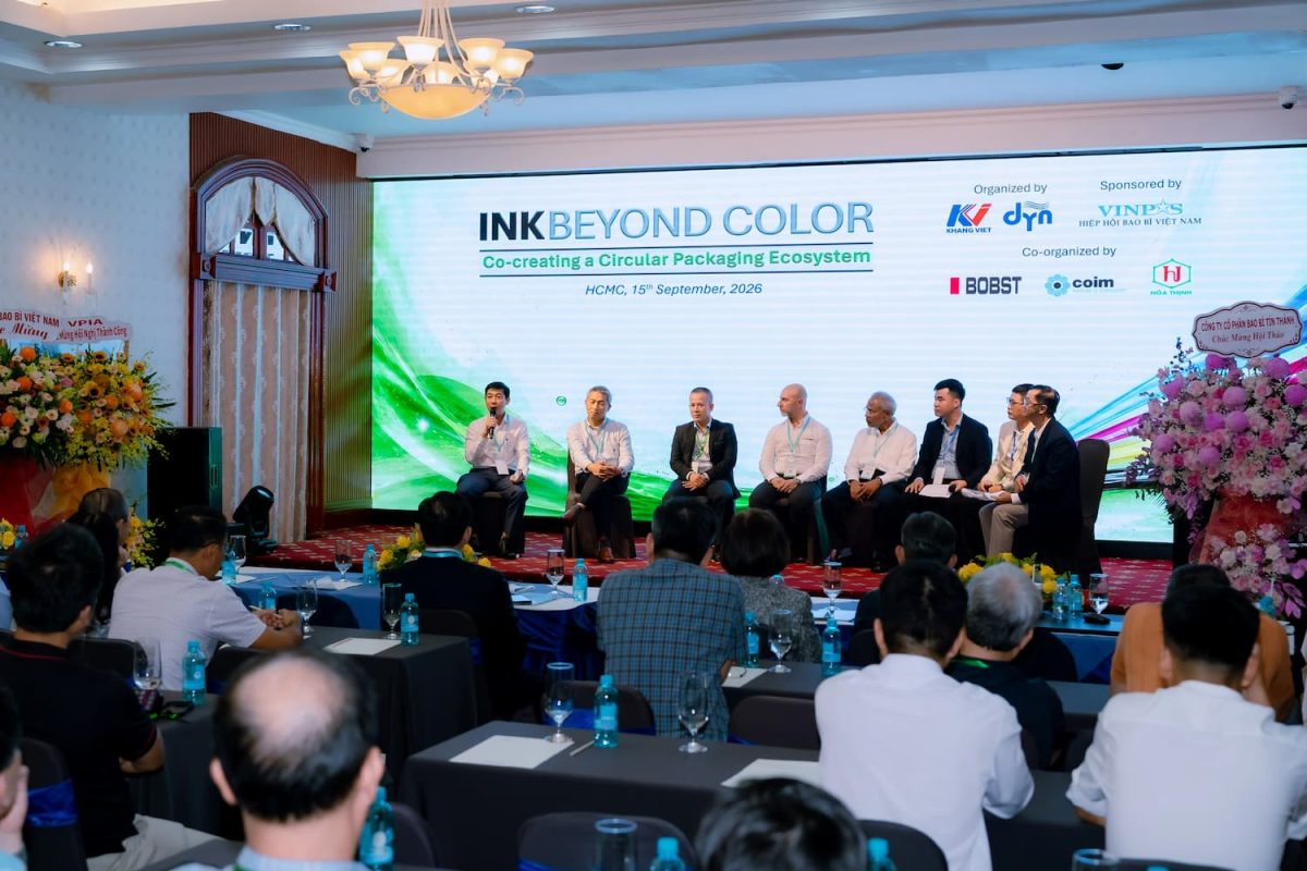 Các diễn giả trao đổi trong phiên tọa đàm INK BEYOND COLOR