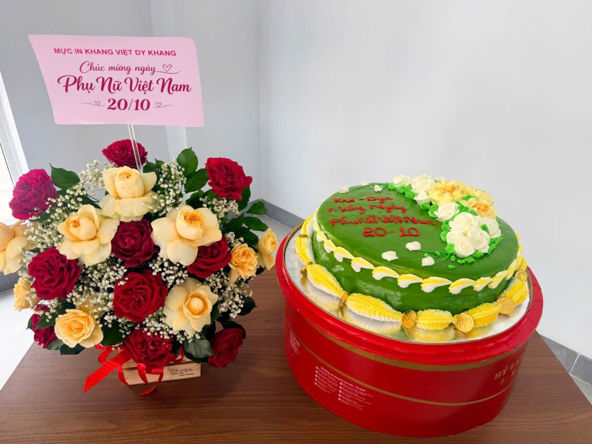 Hoa tươi và bánh kem chúc mừng Ngày Phụ nữ Việt Nam 20/10 tại Công ty Cổ phần SX TM Khang Việt.