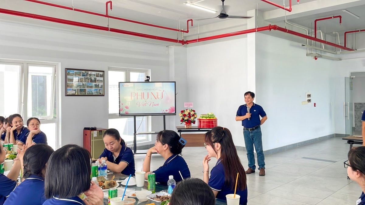 Đại diện Ban Giám đốc Công ty Cổ phần SX TM Khang Việt phát biểu chúc mừng Ngày Phụ nữ Việt Nam 20/10.