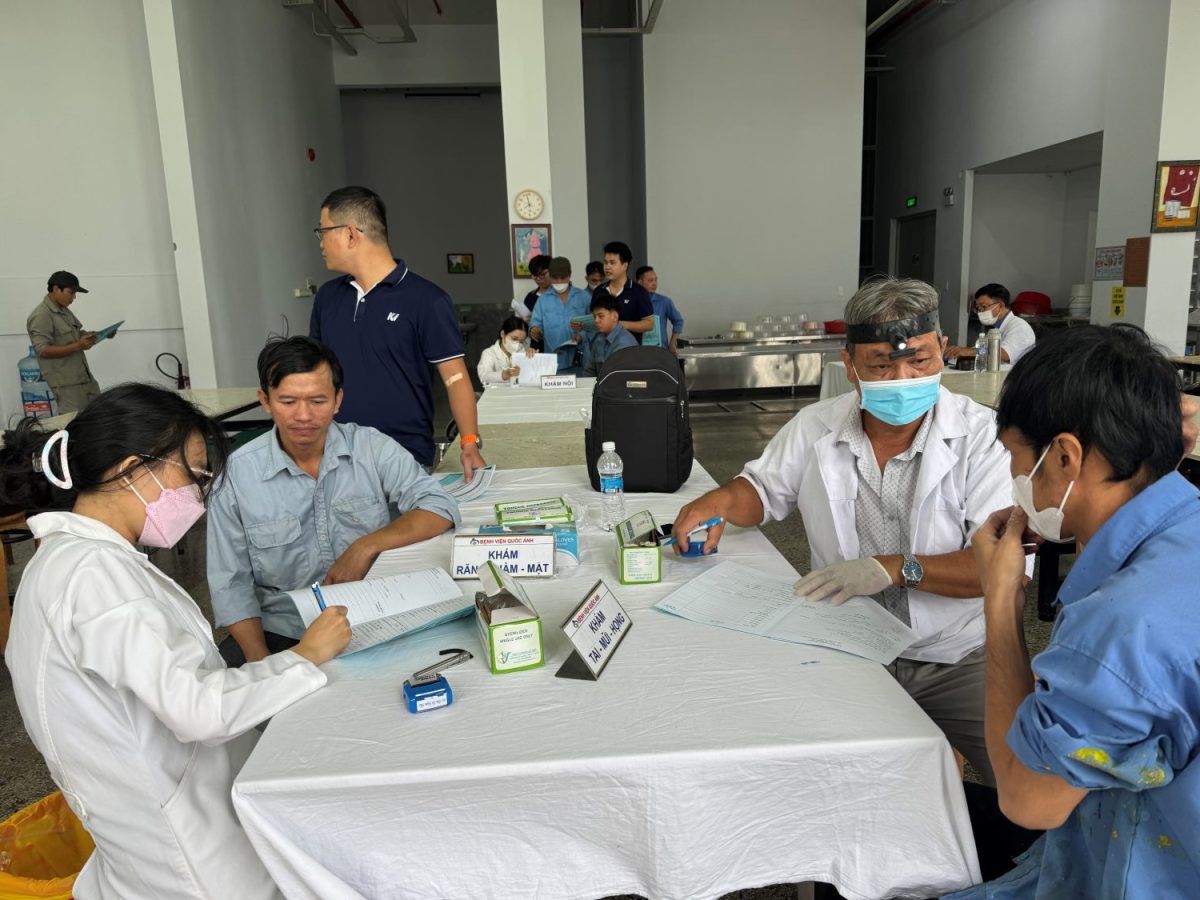 Bác sĩ chuyên khoa thăm khám Tai Mũi Họng và Răng Hàm Mặt cho người lao động.