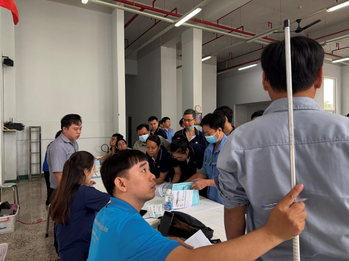 Khu vực tiếp nhận hồ sơ và kiểm tra chiều cao, chỉ số thể lực tổng quát.