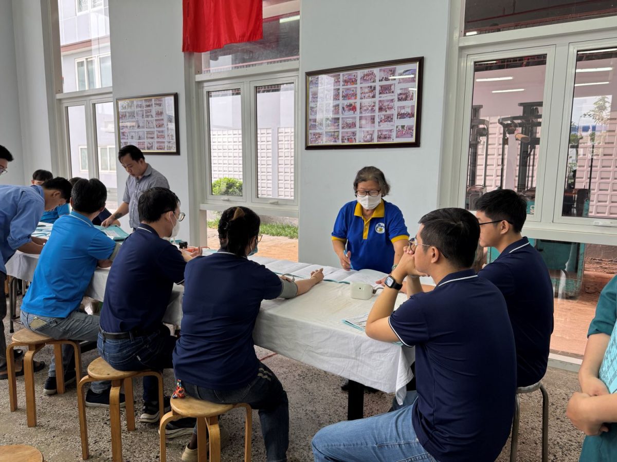 Kiểm tra huyết áp và ghi nhận các chỉ số thể trạng ban đầu cho CBCNV.