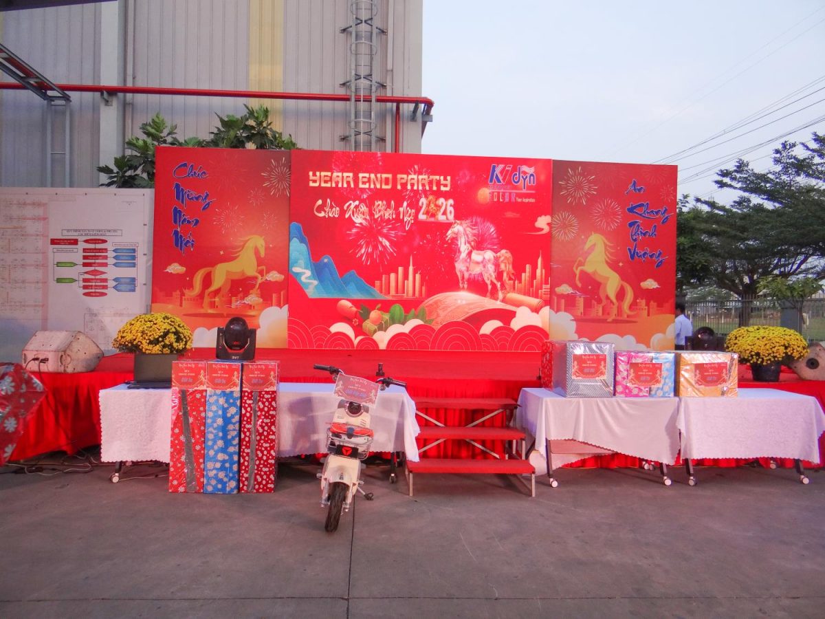 Không gian sân khấu chính và các phần quà bốc thăm may mắn trước giờ khai tiệc.