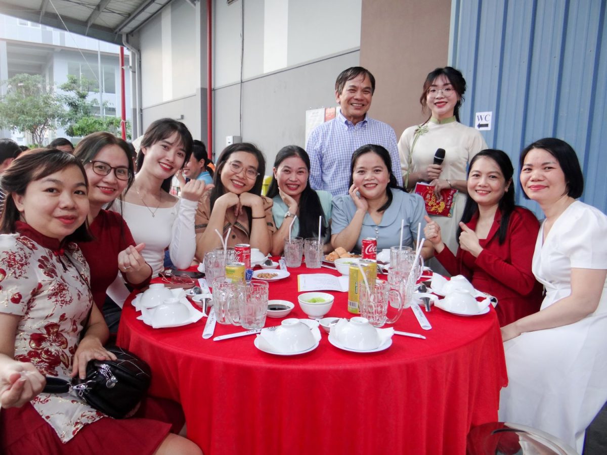 Khoảnh khắc giao lưu vui vẻ của ban lãnh đạo và CBCNV bên bàn tiệc cuối năm.