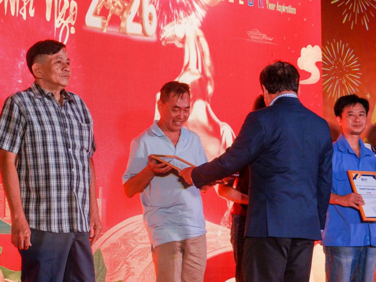 Đại diện Ban Giám đốc trao bằng khen vinh danh những nhân sự có thành tích tiêu biểu và gắn bó.