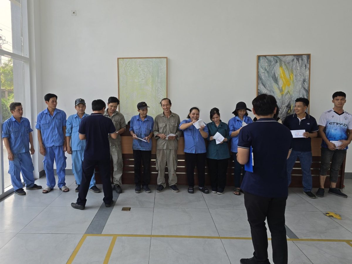Đại diện Công đoàn công ty tận tay trao kinh phí hỗ trợ đến từng người lao động.
