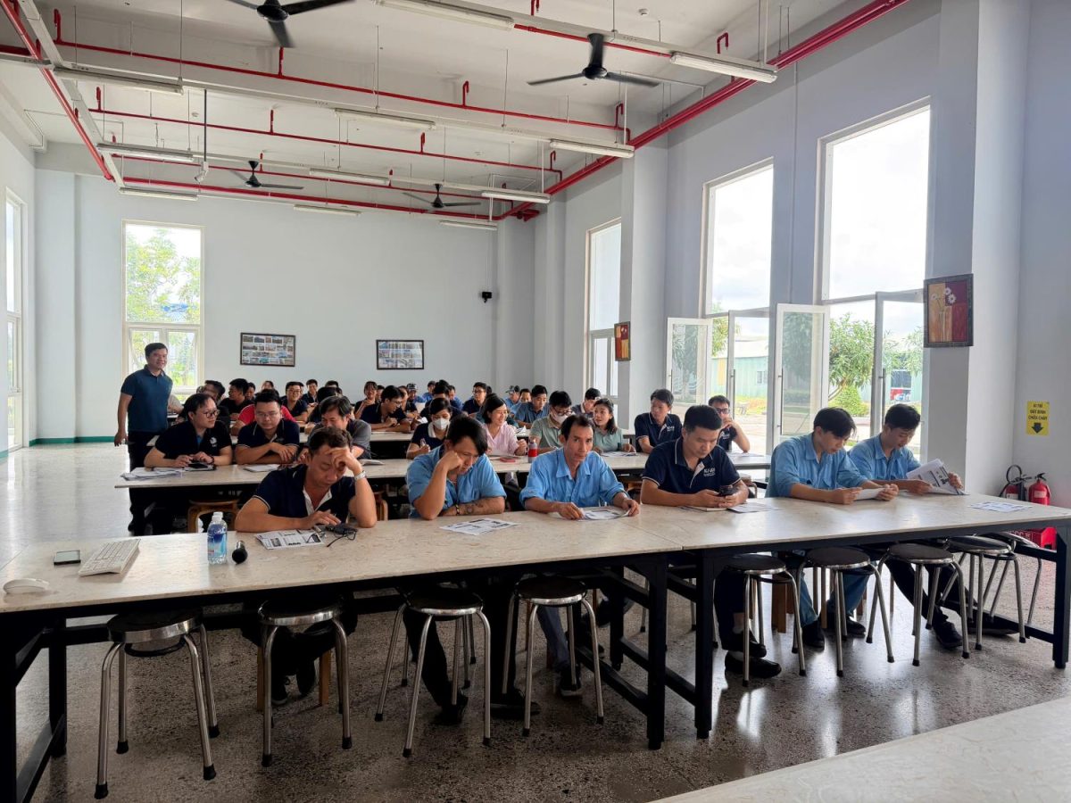 Toàn cảnh lớp đào tạo với sự tham gia của đông đảo cán bộ công nhân viên Công ty Khang Việt.
