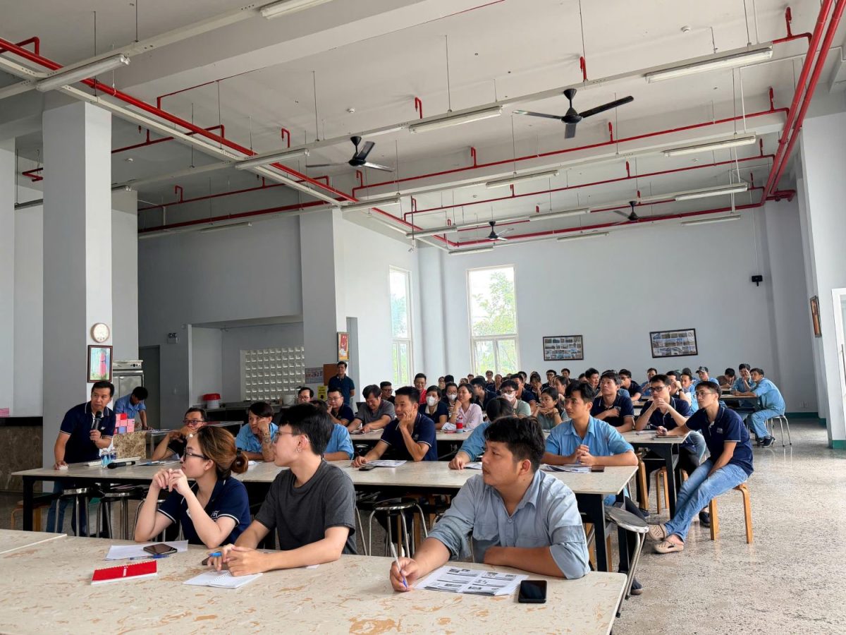 Cán bộ công nhân viên tập trung lắng nghe và ghi chép nội dung trong buổi đào tạo an toàn hóa chất.