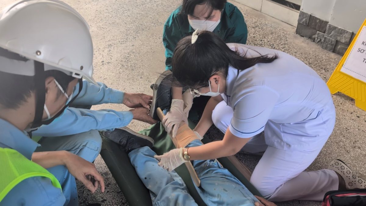 Lực lượng y tế thực hành sơ cứu và đưa nạn nhân giả định ra khỏi khu vực nguy hiểm.