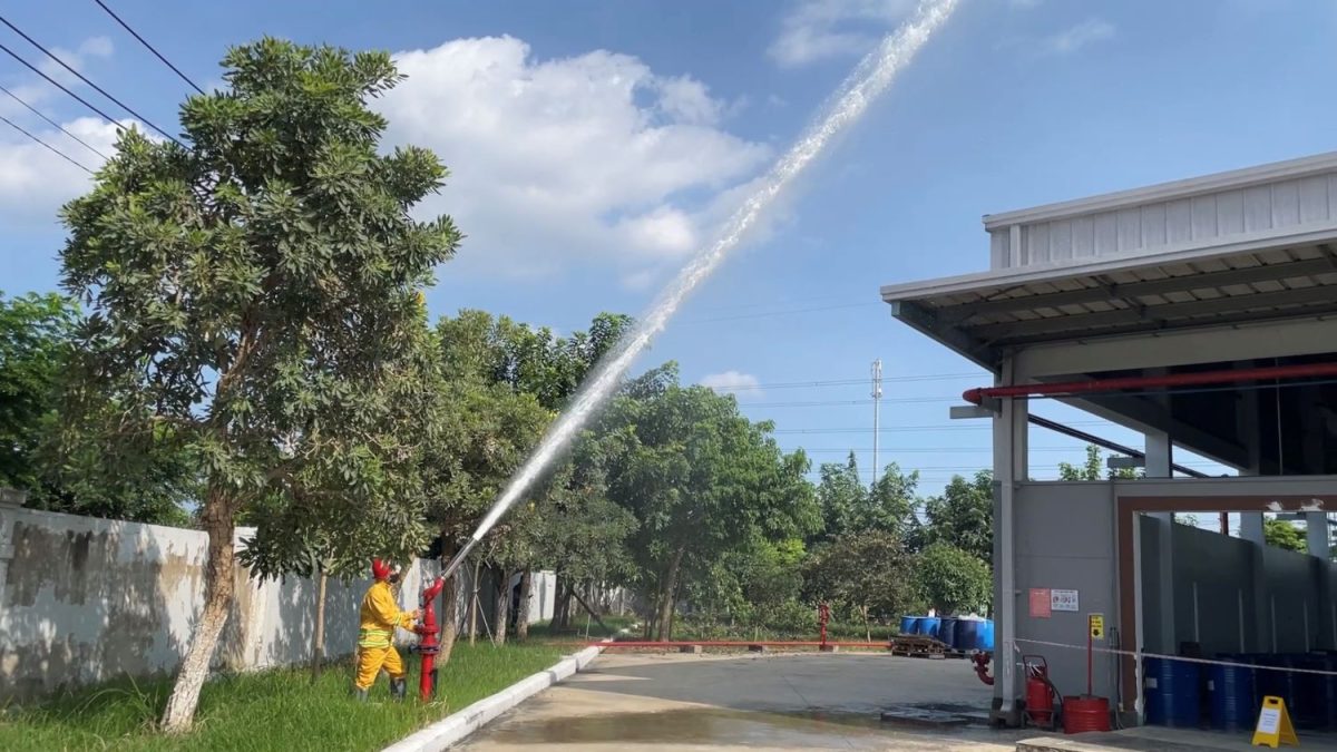 Đội phòng cháy chữa cháy phun nước làm mát và khoanh vùng khu vực xảy ra sự cố.