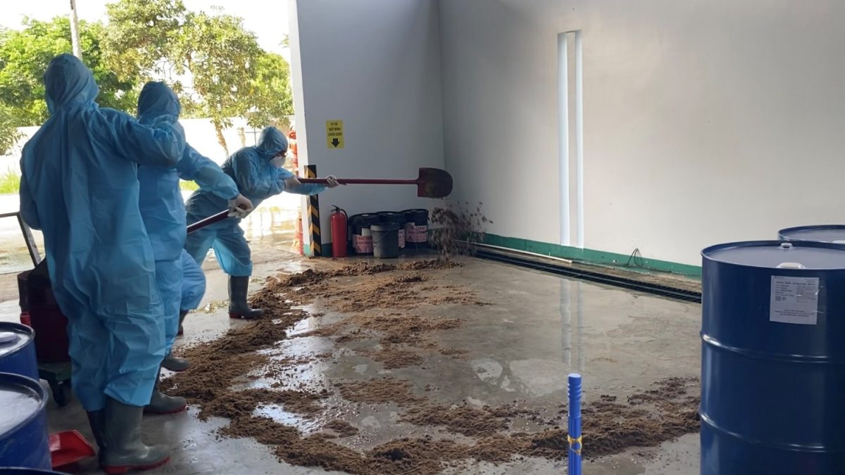 Đội ứng cứu sử dụng vật liệu thấm hút để xử lý và làm sạch khu vực bị tràn đổ hóa chất.