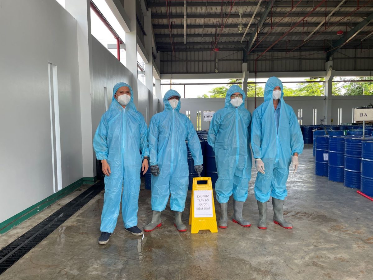 Đội ứng cứu trong trang phục bảo hộ chuyên dụng tại khu vực tràn đổ được kiểm soát.