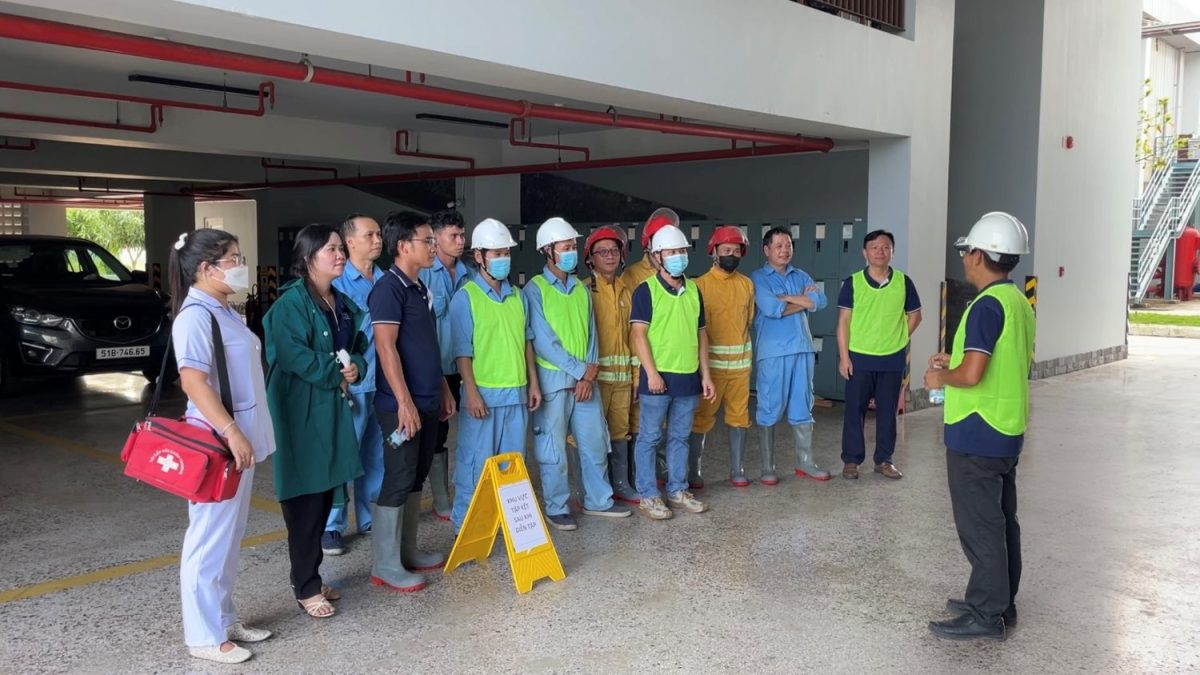 Các lực lượng tham gia tập trung lắng nghe phổ biến quy trình và phân công nhiệm vụ trước khi diễn tập.