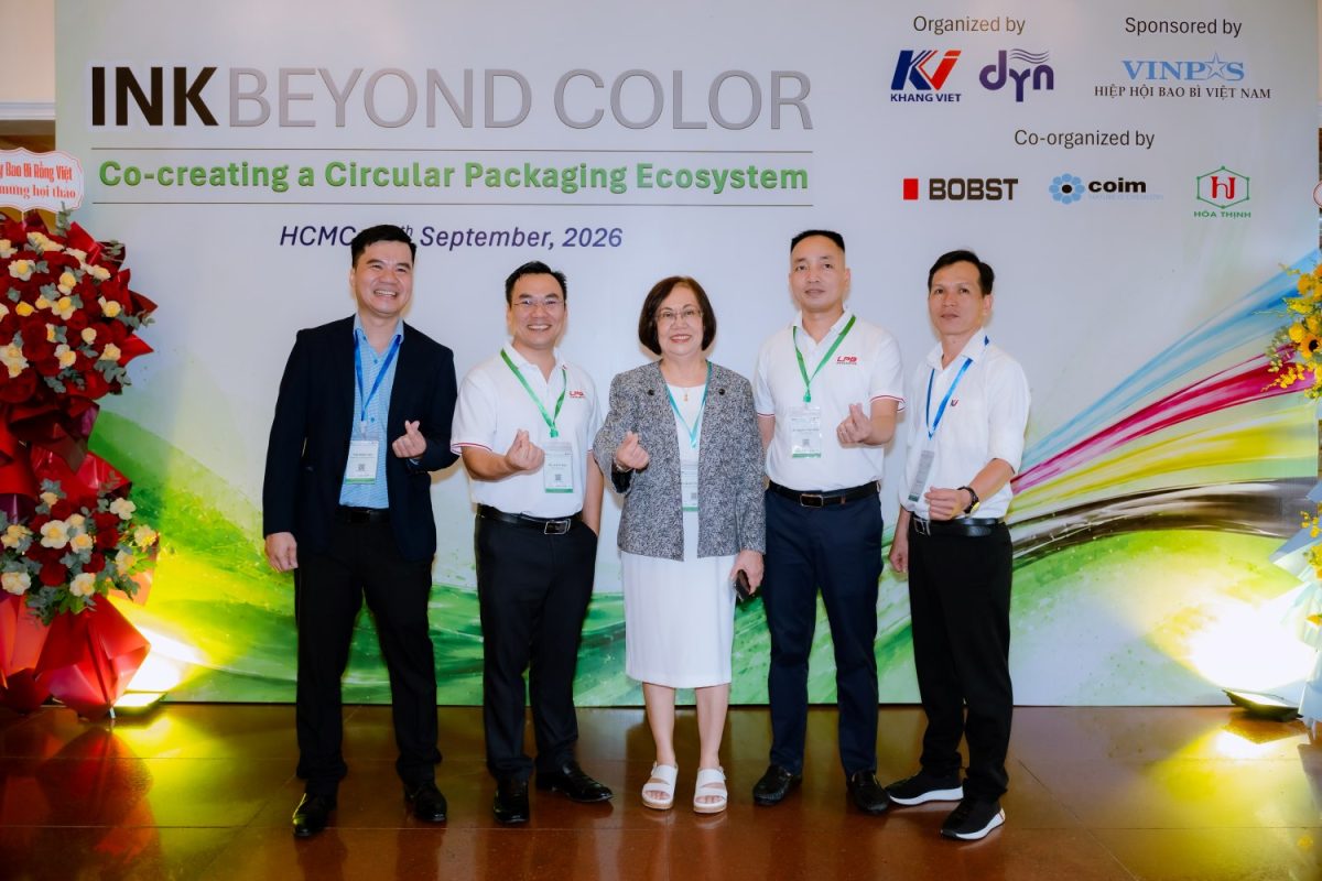 Đại diện Ban tổ chức và các đối tác chụp ảnh lưu niệm tại sự kiện.
