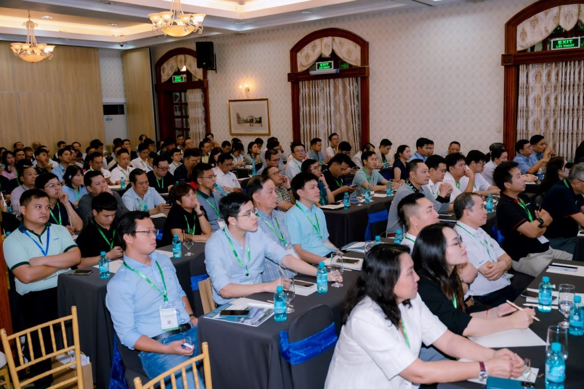 Toàn cảnh hội trường với sự tham dự của đông đảo khách mời và chuyên gia trong ngành.