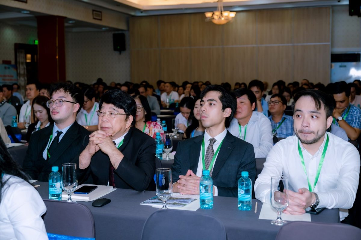 Các đại biểu tập trung theo dõi phần trình bày của diễn giả tại hội thảo.