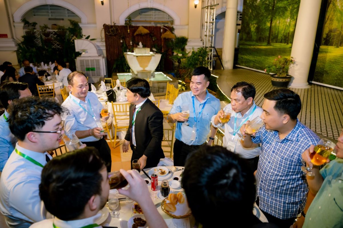 Không gian giao lưu, kết nối giữa các đại biểu tại tiệc chiêu đãi trong khuôn khổ chương trình.