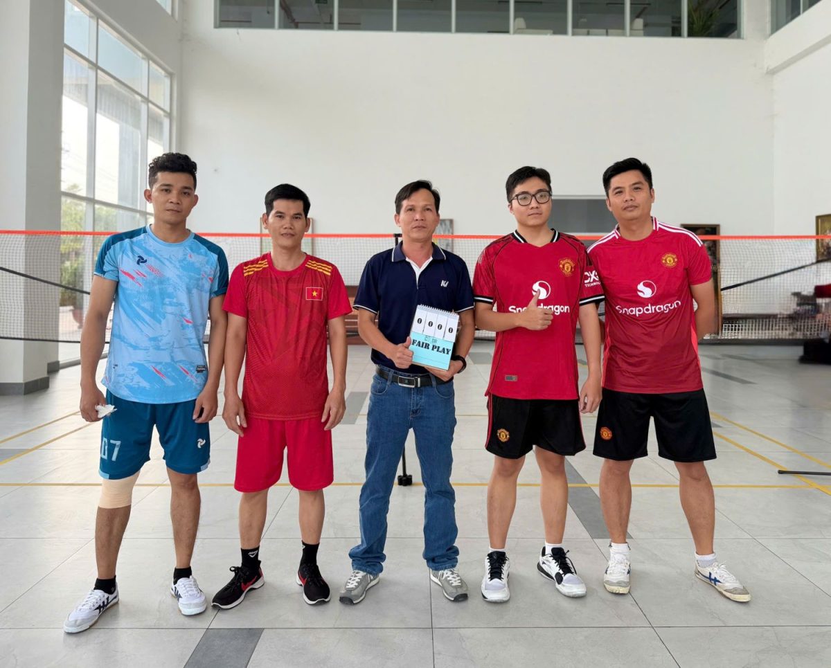Các vận động viên chụp ảnh lưu niệm cùng trọng tài trước trận tranh tài môn đá cầu.