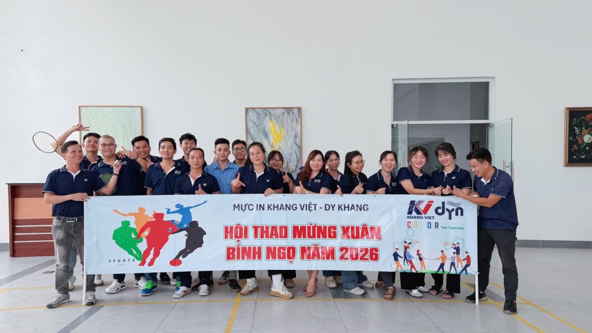 Tập thể cán bộ nhân viên rạng rỡ lưu lại khoảnh khắc gắn kết trong ngày hội thể thao đầu xuân.