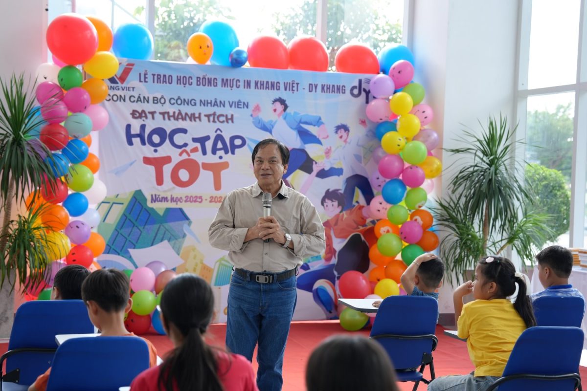 Đại diện Ban lãnh đạo Công ty Khang Việt phát biểu và dặn dò các cháu học sinh tại chương trình.