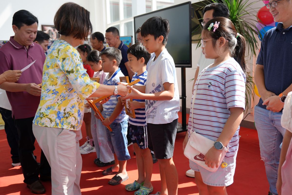 Đại diện Công ty Khang Việt trao chứng nhận và phần thưởng học bổng trực tiếp đến các cháu học sinh.