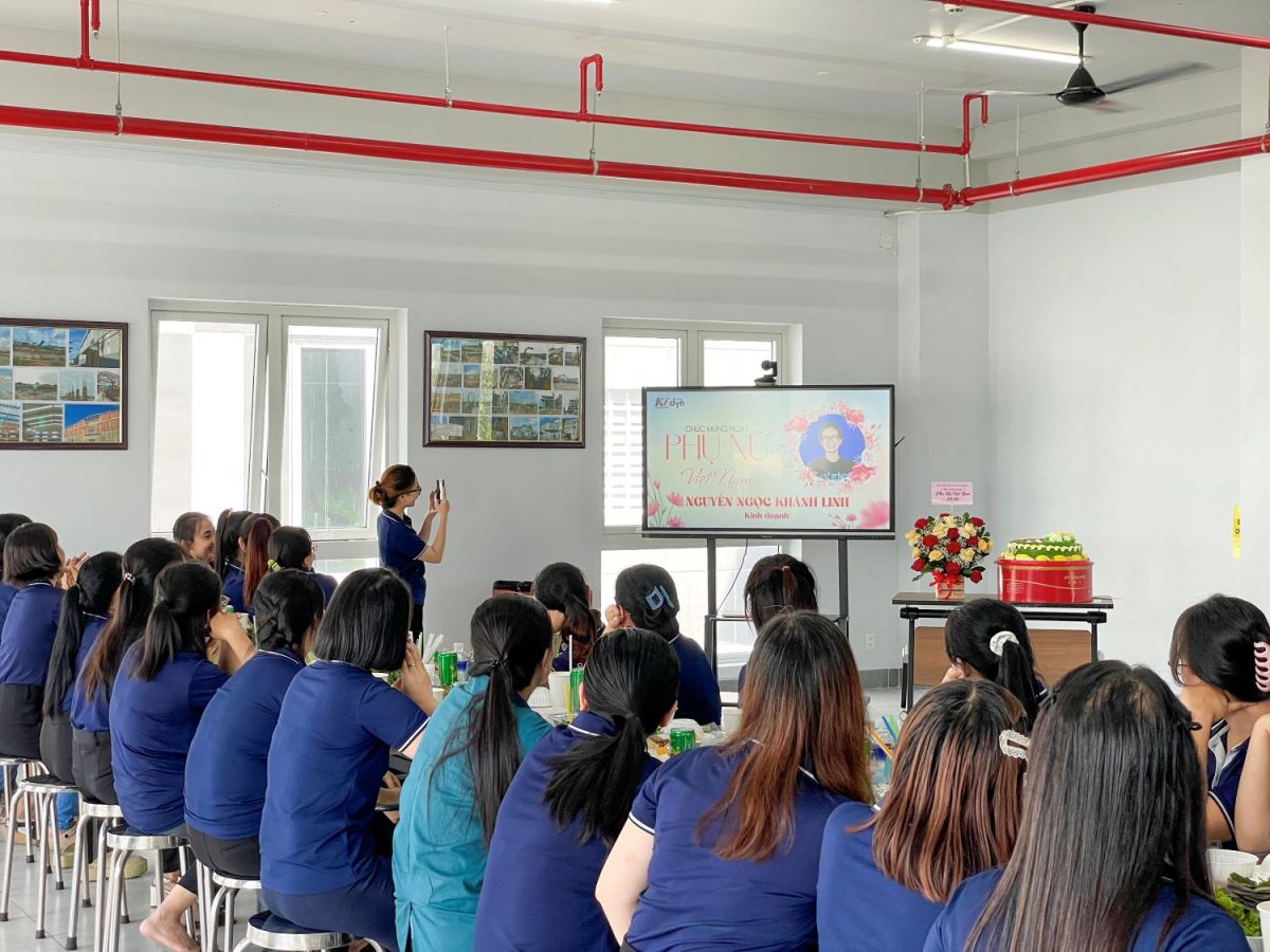 Chị em phụ nữ Khang Việt chăm chú theo dõi video vinh danh "chính mình".