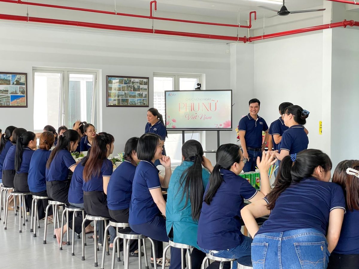 Các chị em Công ty Khang Việt tham gia tiệc trưa và hoạt động giao lưu ấm cúng.