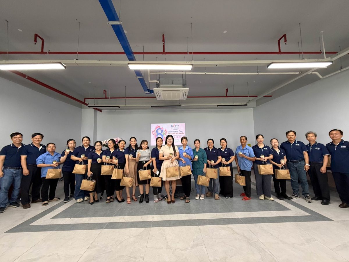 Tập thể cán bộ nhân viên Công ty Khang Việt chụp ảnh lưu niệm nhân ngày Quốc tế Phụ nữ 8/3.