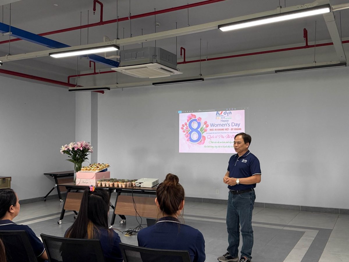 Đại diện Ban lãnh đạo Công ty Khang Việt phát biểu tại lễ kỷ niệm Ngày Quốc tế Phụ nữ 8/3.