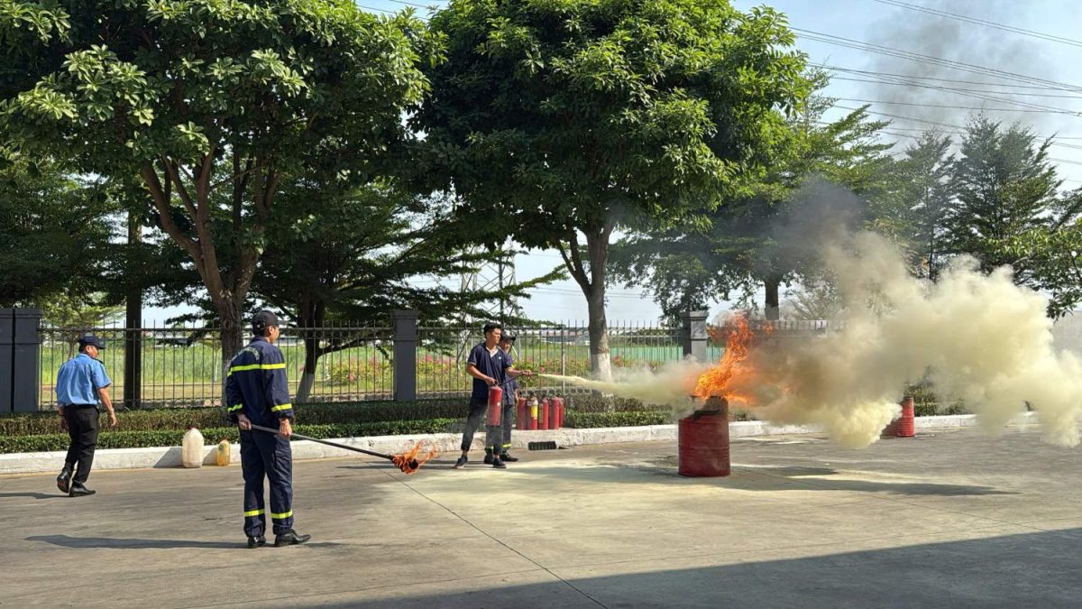 Nhân viên Công ty Khang Việt thực hành kỹ năng sử dụng bình chữa cháy xách tay để dập tắt đám cháy giả định.