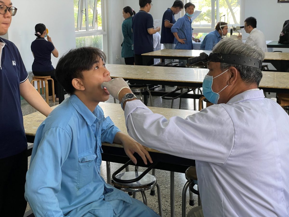 Bác sĩ thăm khám trực tiếp cho người lao động Khang Việt trong chương trình khám sức khỏe năm 2026