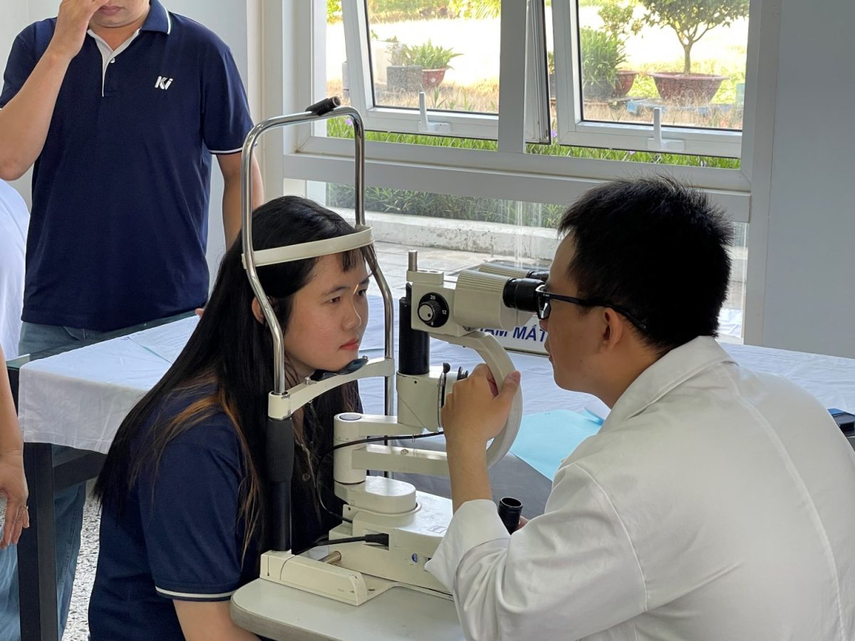 Cán bộ nhân viên tham gia kiểm tra thị lực bằng máy chuyên dụng.